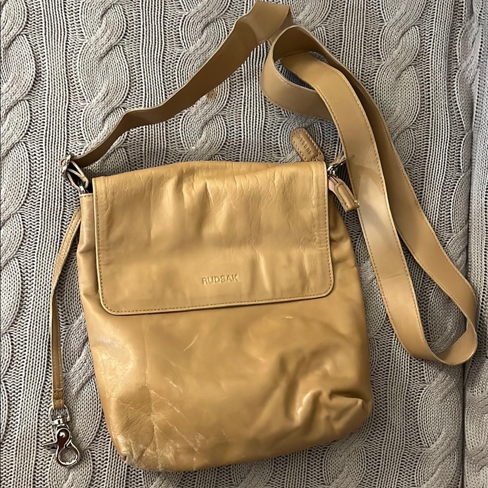 RUDSAK Tan Crossbody Bag with Adjustable Strap and Flap Closure - Picture 1 of 9